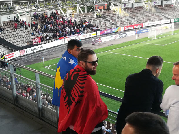 ХРАБРИ САМО ИЗА ПОЛИЦИЈЕ: Албанци са заставом тзв. државе Косово брзо избачени са стадиона у Хелсинкију
