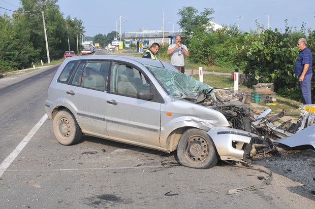 Тежак удес на путу Краљево-Крушевац, возача ватрогасци извлачили из смрсканог возила (ФОТО)