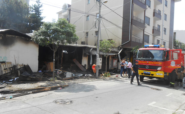 ВАТРОГАСЦИ СПАСИЛИ КЊИГЕ: Пожар у згради МЗ 1. мај у Крагујевцу