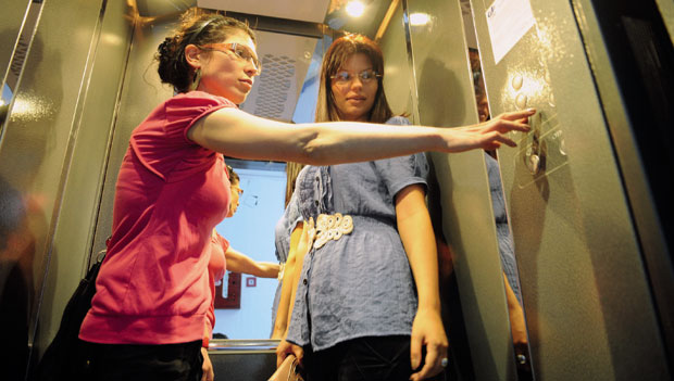 Мајсторе, упомоћ, стао лифт!