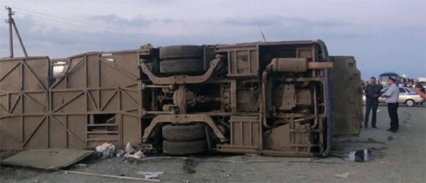 СТРАВИЧАН УДЕС: Пет особа погинуло, 14 повређено у судару камиона и аутобуса (ВИДЕО)