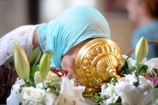 ВЕРНИЦИ ПОХРЛИЛИ НА ПЕТЛОВО БРДО: Стигао део одежде Исуса Христа  (ФОТО)