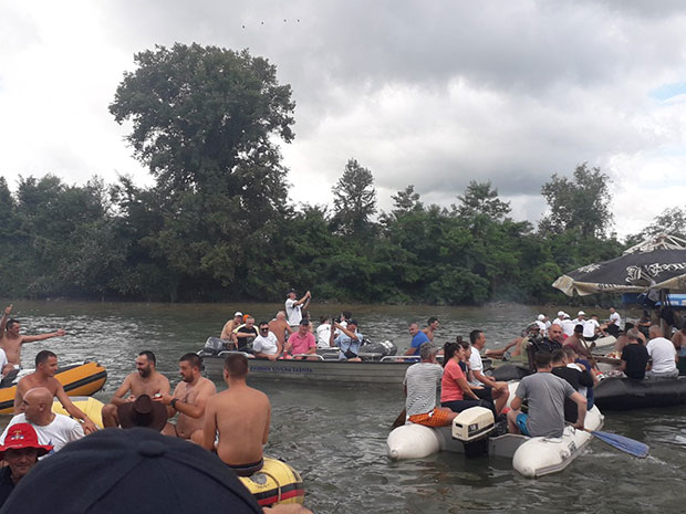 КАРНЕВАЛУ НИ КИША НЕ СМЕТА: Дринска регата Лознице, Зворника и Малог Зворника (ФОТО)