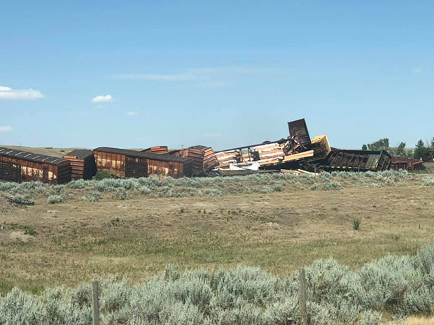 Воз са хемикалијама искочио из шина, евакуисано цело село(ВИДЕО)