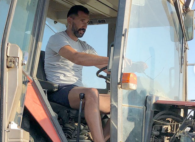 ОН ИМА МИЛИОНЕ, А ВОЗИ ТРАКТОР НА СЕЛУ: Пеђа Стојаковић обавља сеоске послове (ФОТО)