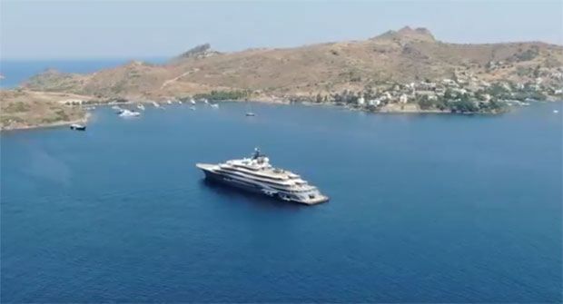 Најбогатији човек на свету запловио новом јахтом