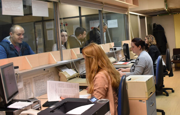 Из државне касе 7.429 плата мање