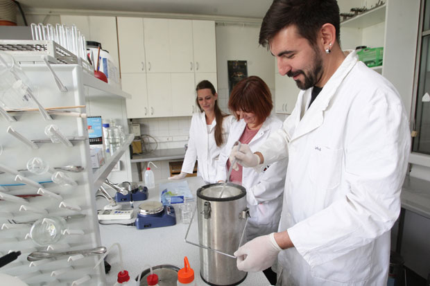 Млади истраживачи на тесту