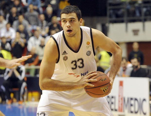 Безбрадица претучен због девојке?