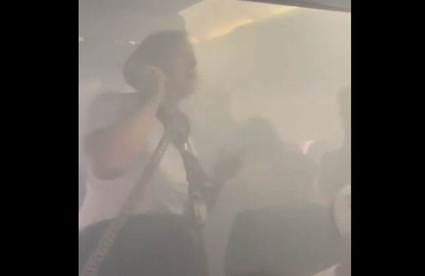 Драма на небу: Кабина се испунила димом, авион принудно слетео, путници хитно евакуисани (ФОТО+ВИДЕО)