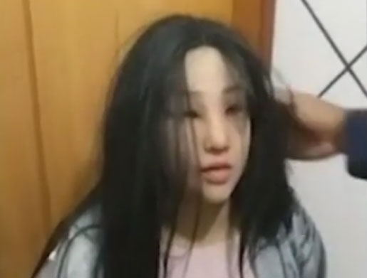 Робијаш се маскирао у ћерку и кренуо напоље, одао га један детаљ (ВИДЕО)