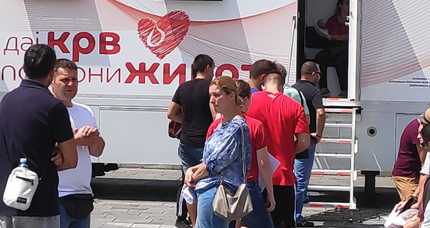 Хуманост на делу: Чекали у реду да дају крв