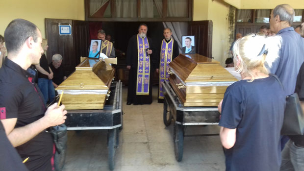 ОПЛАНИЋ КОД КНИЋА И КРАГУЈЕВАЦ ЗАВИЈЕНИ У ЦРНО: Испратили близанце, оца и баку на вечни починак