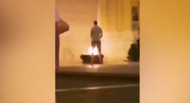 СКАНДАЛ У САРАЈЕВУ: Уринирао по Вечној ватри и угасио је (ВИДЕО)