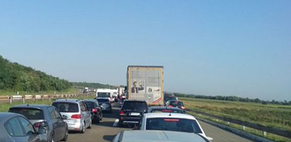 ЗАСТОЈ НА АУТО-ПУТУ: Преврнуо се шлепер, створиле се огромне колоне