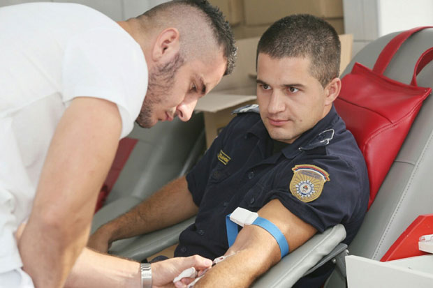Припадници полиције КПЗ Бањалука у хуманој мисији даривања крви
