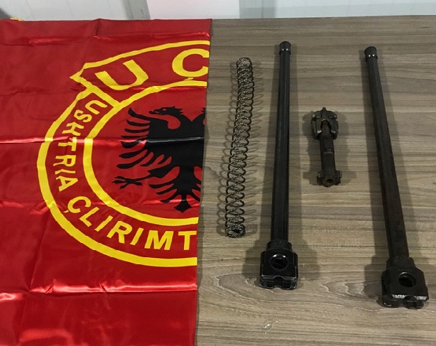 АКЦИЈА СРПСКИХ ЦАРИНИКА И МУП-а: Код Албанаца пронађени делови за против-авионски митраљез, застава тзв. ОВК и лажни еври