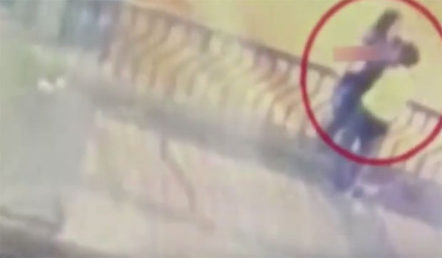 КАМЕРА СНИМИЛА ЗАСТРАШУЈУЋУ СЦЕНУ: Пар се љубио на огради моста, а онда су изгубили равнотежу и пали у смрт (УЗНЕМИРУЈУЋИ ВИДЕО)