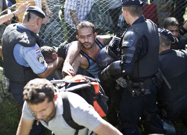 БиХ ЋУТИ, ХРВАТСКА ДЕМАНТУЈЕ: Ко је повредио 18 миграната у Великој Кладуши?