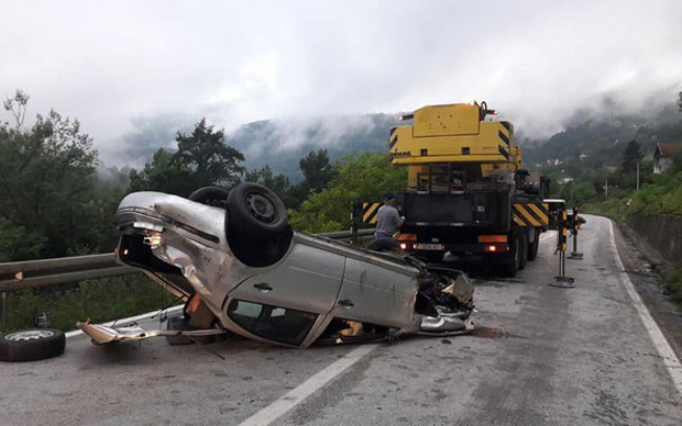 Полицајци малтретирали младиће након удеса (ВИДЕО)