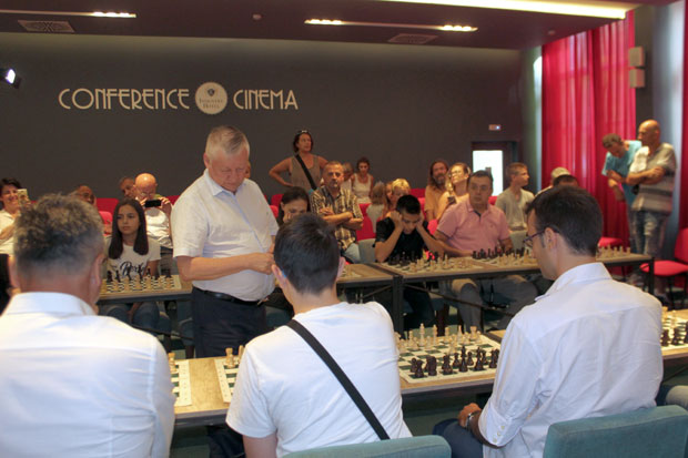 АНАТОЛИЈ КАРПОВ ТРЕЋИ ПУТ У ТРЕБИЊУ: Шах су љубав и рад 