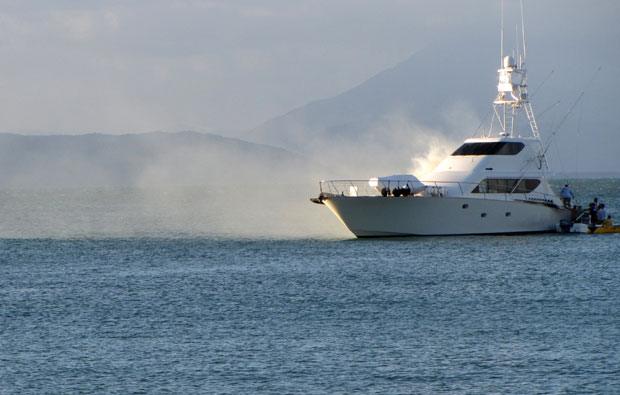 ДРАМА НА ХРВАТСКОМ ПРИМОРЈУ: Плануо брод док је на њему био брачни пар из Сплита (ФОТО)