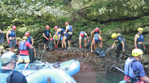 Током еколошке регате на Врбасу прикупљено 200 врећа смећа