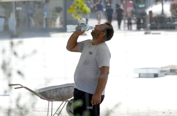 Муке са врућином: Радници одолевају врелини