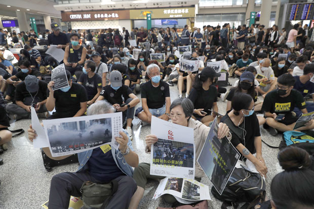 „ОПРОСТИТЕ НА НЕПРИЈАТНОСТИ”: Демонстранти у Хонгконгу деле флајере туристима на аеродрому