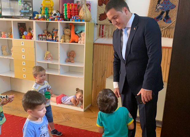 Шпијунка: Бранко Ружић као васпитач