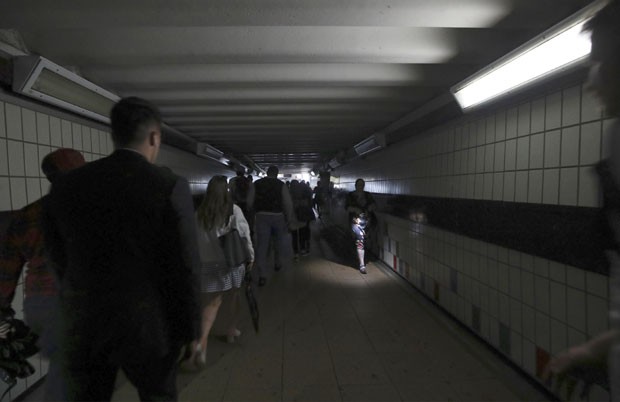 ОТКЛОЊЕН КВАР КОЈИ ЈЕ ИЗАЗВАО КОЛАПС: Због два генератора, Лондон и околина били без струје, возови нису ишли, све је стало (ФОТО + ВИДЕО)