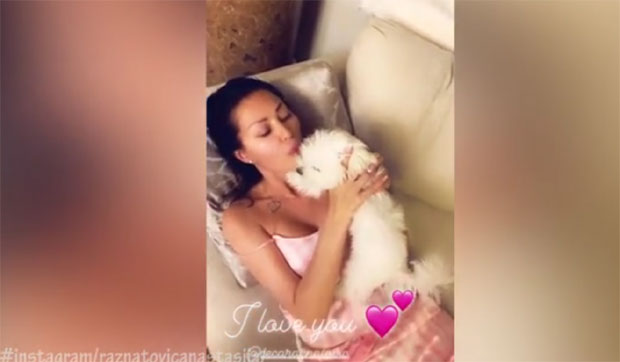 АНАСТАСИЈА ЈЕ КРИШОМ СНИМАЛА: Цеца без трунке шминке и у пиџами