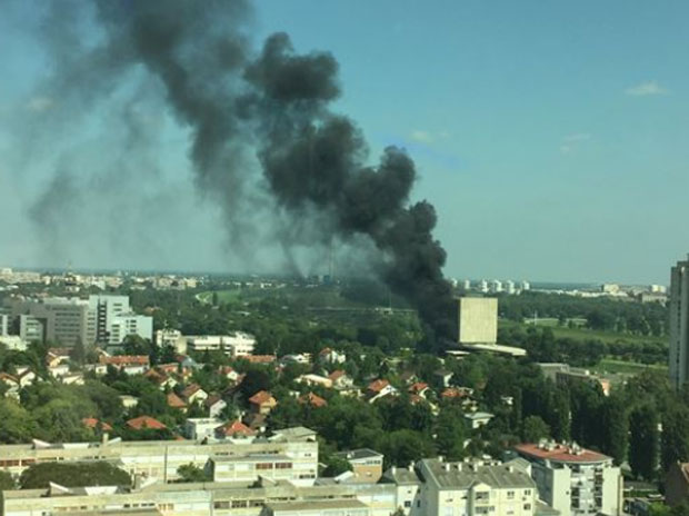 Запалила се фасада на згради министарстава(ВИДЕО)