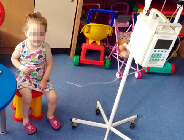 Хана нема ни две године и због тумора очију мора у Швајцарску