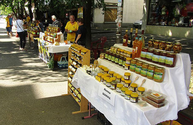 САЈАМ МЕДА У МОДРИЧИ: Никад лошија година, 5 килограма меда по кошници