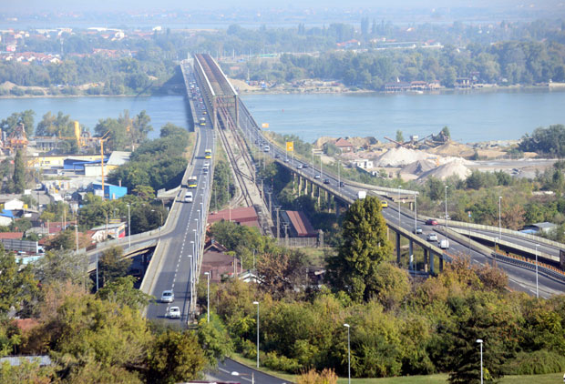 НЕПРИЈАТНИ МИРИСИ УПЛАШИЛИ БЕОГРАЂАНЕ: Испарења с река и из колектора 