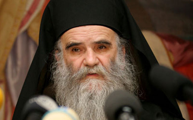 МИТРОПОЛИТ АМФИЛОХИЈЕ ТВРДИ: Мираш Дедеић је агент полиције, наводи проклетство на народ
