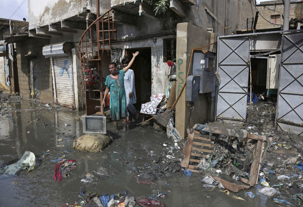 Тајфун и монсуни односе животе