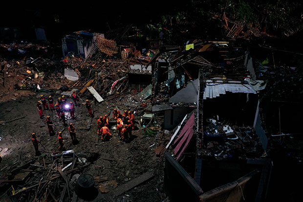 СУПЕРТАЈФУН У КИНИ ЧУПAО ДРВЕЋЕ, ОБАРАО ЉУДЕ: 33 особе погинуле, 16 несталих (ВИДЕО)