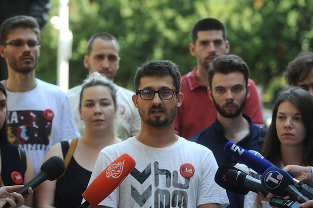 ОРГАНИЗАТОР ПРОТЕСТА ОПОЗИЦИЈЕ ОДБИО ДА ОДГОВАРА НА ПИТАЊА: Јуришао на Председништво, побегао од новинарке (Видео)