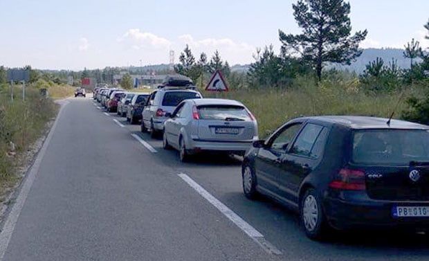 ГУЖВА НА ГРАНИЦИ: Колоне на прелазу Јабука 