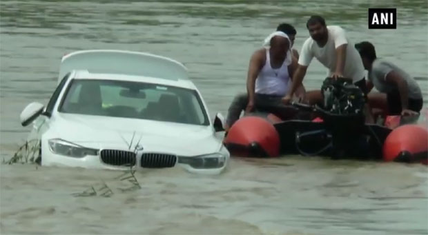 Индијац гурнуо у реку поклоњени БМW јер је желео Јагуар (ВИДЕО)