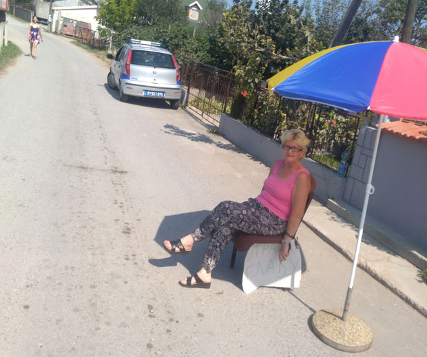 Уби их прашина: Штрајкује глађу јер брине за здравље деце због оближњег стоваришта (ФОТО)