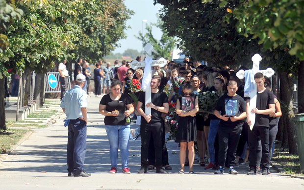 СУЗЕ НА ГРОБЉУ ЗБЕГ: Милош и Анђела у белим ковчезима спуштени у исту раку