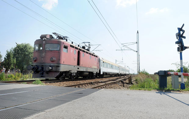 Теретни воз налетео на возило које се провлачило испод рампи