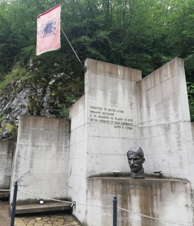 ЗЛОЧИНАЦ У БРОНЗИ ПРКОСИ ЖРТВАМА: Код Гусиња и даље стоји споменик Јусуфу Челићу  