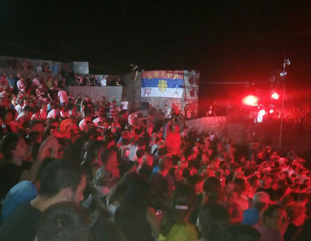 СРБИ У ХЕРЦЕГ НОВОМ ПЕВАЛИ СА ВЛАДОМ ГЕОРГИЈЕВИМ: Уз Тамо далеко поручили да нема поделе, цео Космет део Србије! (ФОТО+ВИДЕО)