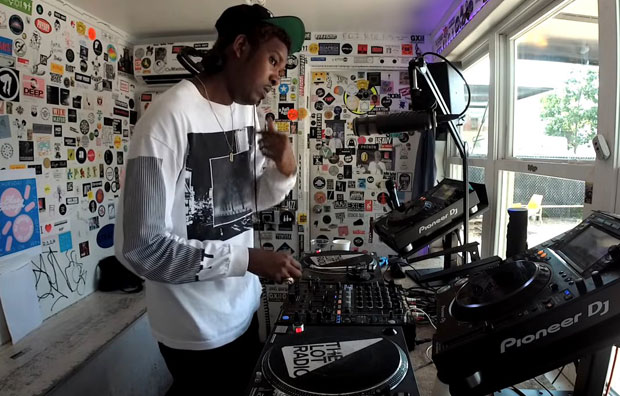 Стивен Џулијен пуни Драгстор