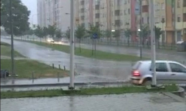 НЕВРЕМЕ ТУТЊАЛО ПРЕКО ДРИНЕ: Град и пљусак у Бањалуци, са сарајевског аеродрома преусмерени авиони 