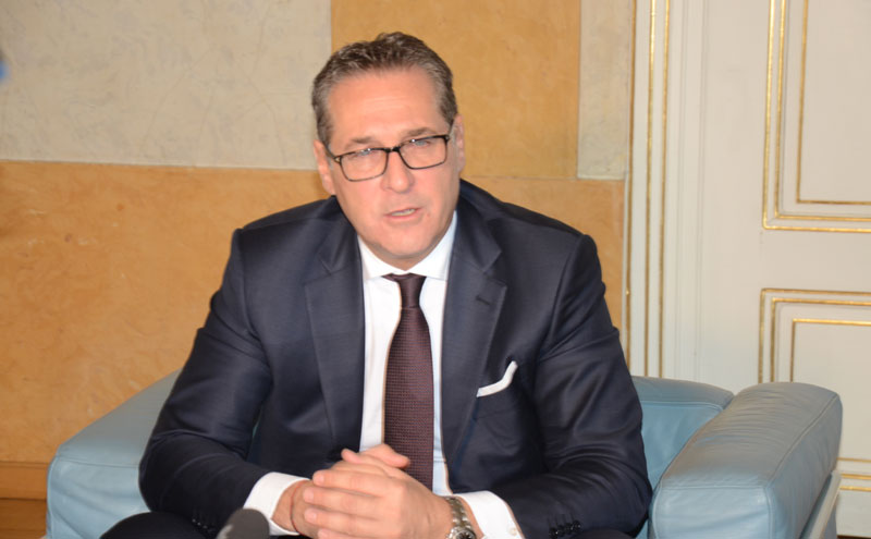 НОВИ КОРУПЦИОНАШКИ СКАНДАЛ? Претресани станови Штрахеа и Гуденуса

